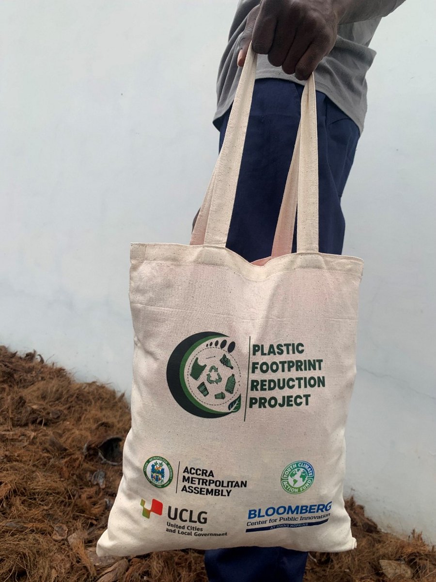 Did you know you swallow a credit card’s worth of plastic every week? 😱 

Microplastics—found in your food, water &amp; air—can damage your brain, lungs, kidneys &amp; hormones.

Fight plastic the Ghana way:
🛍 Tote bags
🍛 Kamtemfe (ahaban leaves)
🥤 Reusable jars
#PlasticPollution
