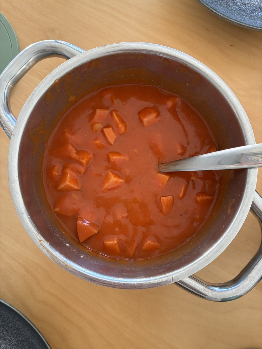 Beinahe so lecker wie früher als Kind: Makkaroni mit Wurstgulasch. Für den melancholischen Koala und seinen Ehegatten <a href="/Hi_there84/">Dede 📯</a> 😋🥰