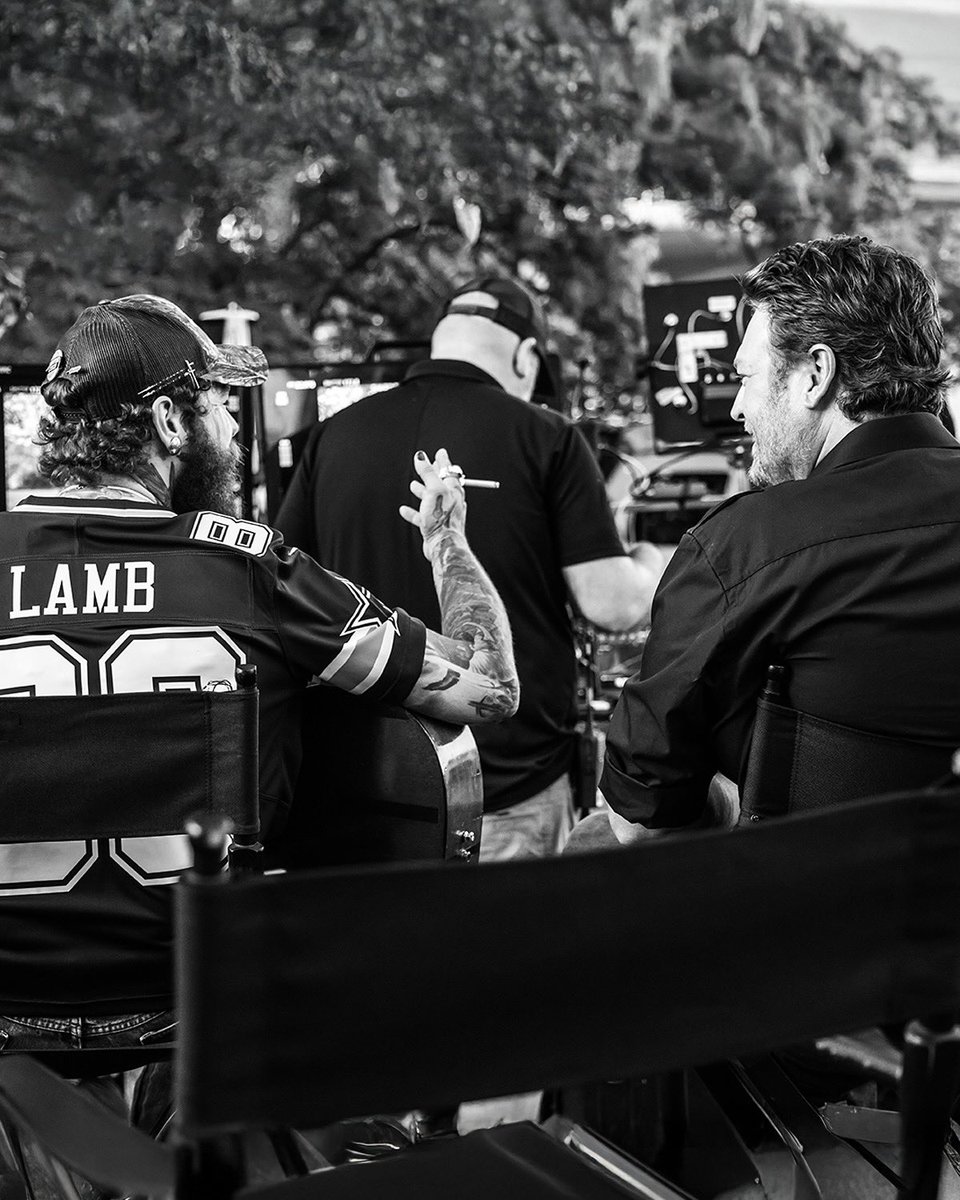 blakeshelton's tweet image. Blake is nominated with @PostMalone for Best Collaboration at the 2025 @MTV #VMAs for &quot;Pour Me A Drink!&quot; 🚨🍻 Vote every day at vote.mtv.com and tune-in to the @vmas on Sunday, September 7 on CBS! -Team BS