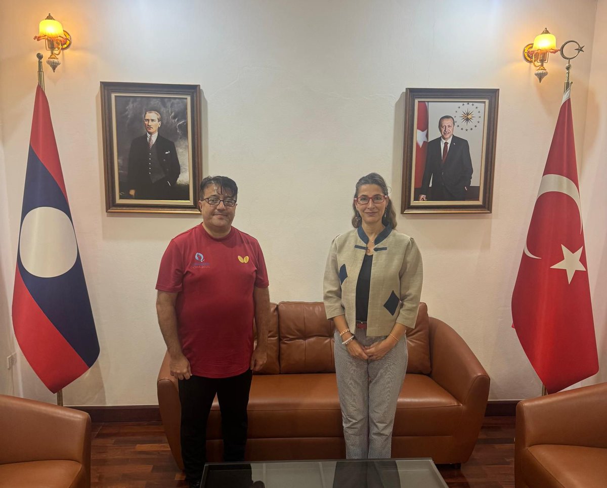 Laos/Vientiane Büyükelçisi Sn. Oya Yazar, Asya Masa Tenisi Yarışmaları’nda ülkemizi hakem olarak temsil eden KTO Tarih Öğretmeni Mehmet Alper Demir’i makamında kabul etti. Alper Demir, Doha Büyükelçimiz Sayın Dr. M. Mustafa GÖKSU’nun selamlarını iletip okul dergimizi takdim etti.