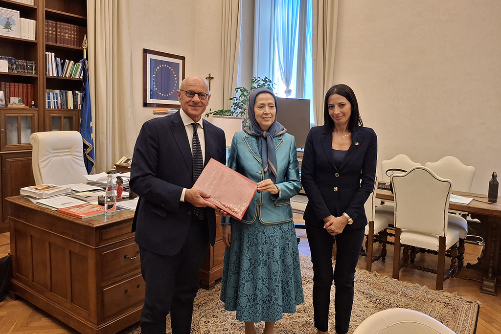 در دیدار و گفتگو با آقای فابیو رامپلی معاون پارلمان ایتالیا وی در این گفتگو متاثر از وضعیت مردم ایران و سرکوب جوانان توسط رژیم آخوندی تاکید کرد: ایران زیباتر از آن است که در دست قاتلان باشد. شهامت جوانان ايران قابل ستایش است. لیست شهدای شما این حقیقت را به خوبی نشان می‌دهد.
آقای