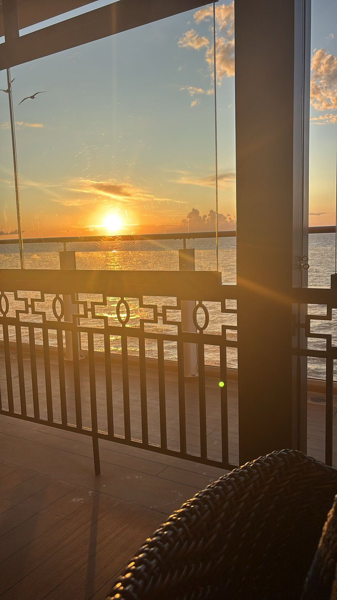 lcabbie's tweet photo. @CruiseNorwegian Dinner in Cagney’s on the Breakaway https://t.co/ze8g4NUZC6