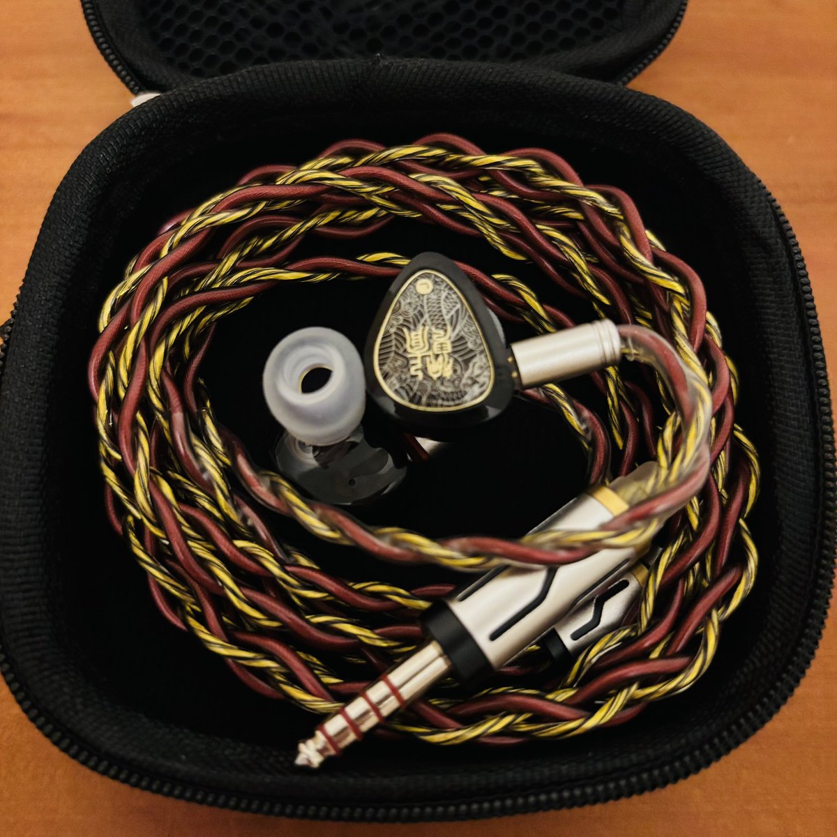 とーじ(<a href="/toji0902/">とーじ</a> )さんプロデュースのGY HiFi-372ですが、残念ながら不良品でした。
でも、GY(<a href="/GYHIFI/">オーディオカフェ</a> )さんが、ちゃんと新しく良品を送ってくれました。
ありがとうございます😊
音は高めの中音が艶っぽくなる気がします。
女性ボーカルがいい感じかも。
見た目にもインパクトがあって、良いですね👍