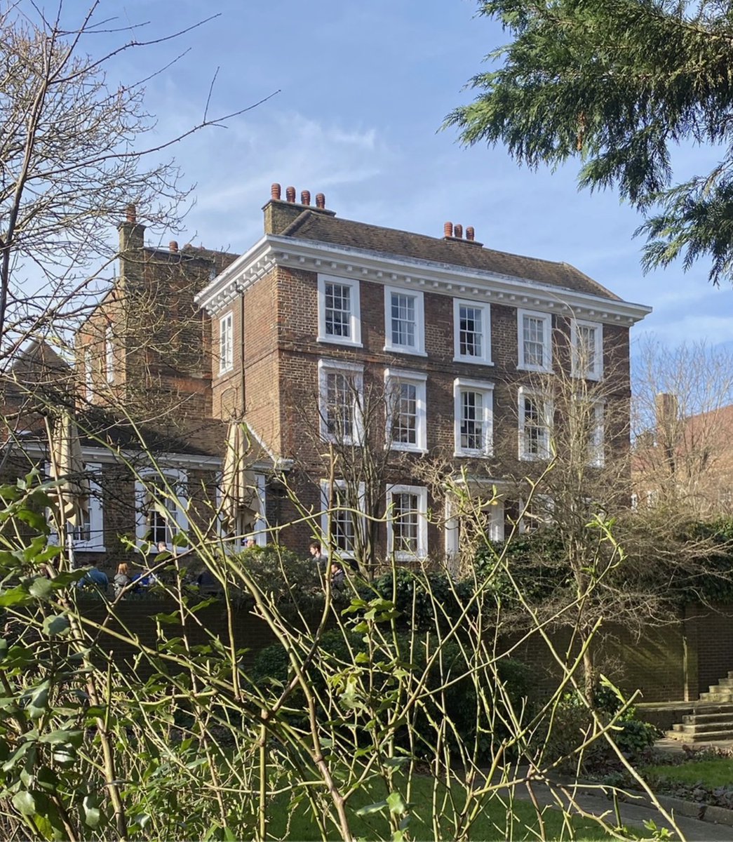 Explore Hampstead’s rich architectural history - from Georgian terraces to modernist gems like Hopkins House. Discover the homes of Goldfinger, Shaw &amp; more on this guided walk.
📅 Fri 16th Aug, 11am
🎟️heritageguides.rezgo.com/details/396958…
#Hampstead #Camden60