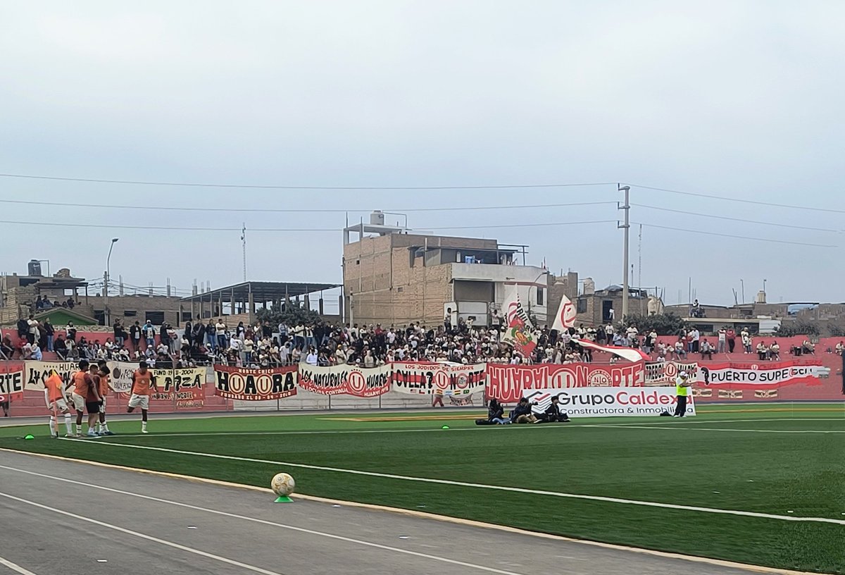 La gente crema en Huaral, acompañando al equipo de Universitario liga 3. 👏🏻👏🏻👏🏻👏🏻
