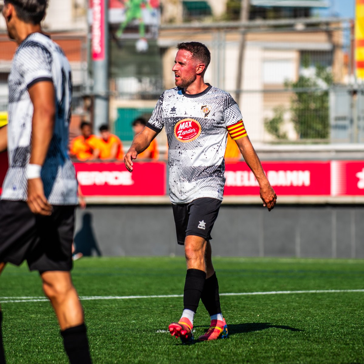 🙌🏻 'Mites del #futbolcat a l'#Històrics25'

🖤 Joan Vives
🛡 @UAHorta

💪🏻 Estendard del conjunt hortenc, el 10 allarga un any més l'idil·li amb el club i el braçal de capità.

👋 Que sigui una bona temporada, <a href="/jvivesl10/">J.Vives Luque</a>!

#SomHistòrics #futbolcat