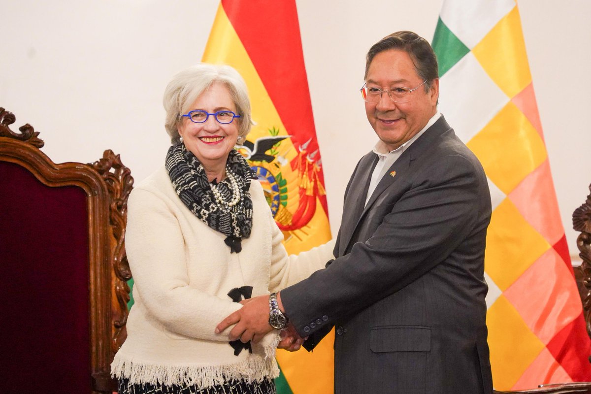El presidente Luis Arce Catacora, acompañado de la canciller Celinda Sosa, se reunió con la Subsecretaria para América Latina y el Caribe de México, Raquel Serur Smeke.
En el encuentro se ratificaron los lazos de amistad entre ambos países