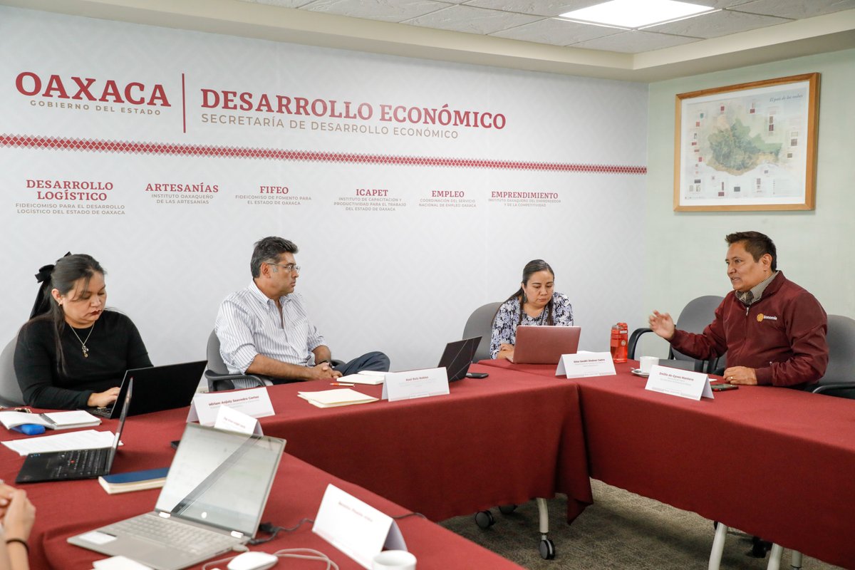 Secretaría de Desarrollo Económico Oaxaca (@deseconomicooax) on Twitter photo Reafirmamos nuestro compromiso con el #desarrolloeconómico de Oaxaca mediante el trabajo coordinado entre niveles de gobierno. Esta tarde, el secretario <a href="/RaulRuizRobles/">Raul Ruiz Robles</a> se reunió con <a href="/emiliodegyves1/">Emilio De Gyves</a>, representante de la <a href="/SE_mx/">Economía México</a> del <a href="/GobiernoMX/">Gobierno de México</a>. Reafirmamos nuestro compromiso con el #desarrolloeconómico de Oaxaca mediante el trabajo coordinado entre niveles de gobierno. Esta tarde, el secretario <a href="/RaulRuizRobles/">Raul Ruiz Robles</a> se reunió con <a href="/emiliodegyves1/">Emilio De Gyves</a>, representante de la <a href="/SE_mx/">Economía México</a> del <a href="/GobiernoMX/">Gobierno de México</a>.