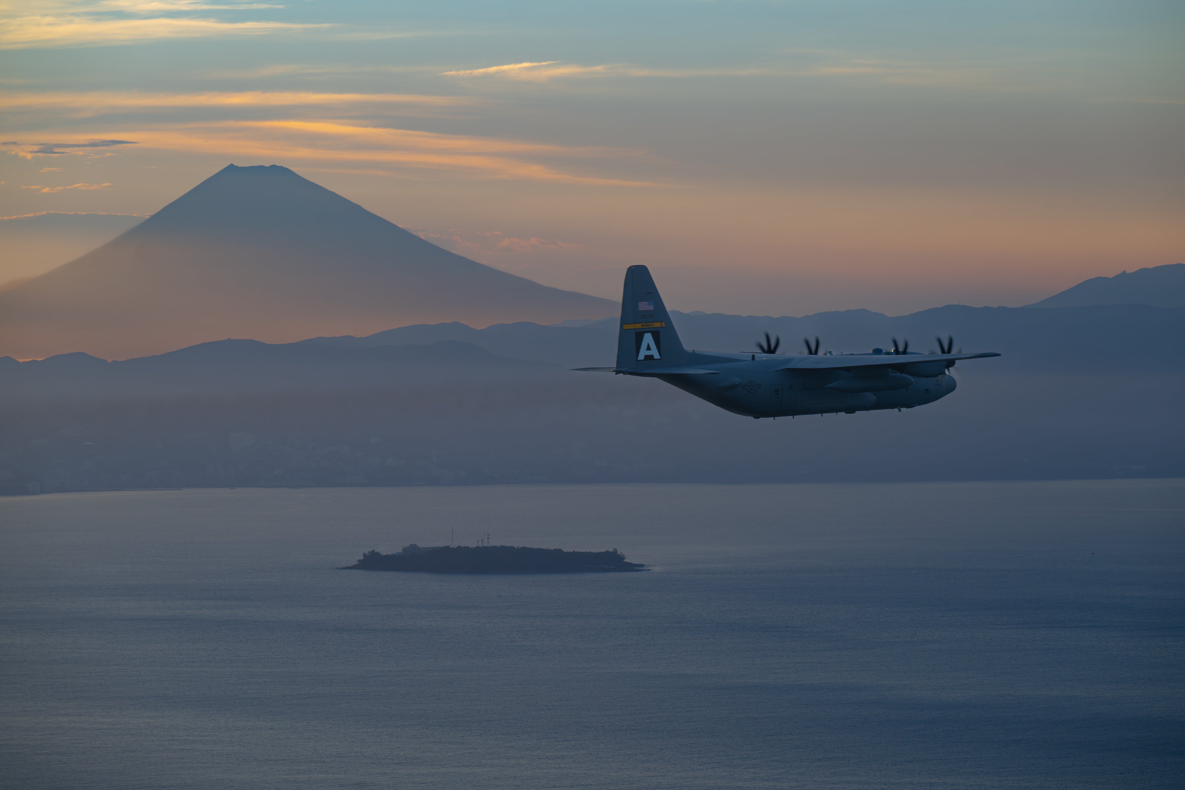 横田基地 米空軍 USAF 36 EAGLE AIRLIFTERS アロハシャツ RICHARD F. MCELHANEY > Yokota Air Base > Display