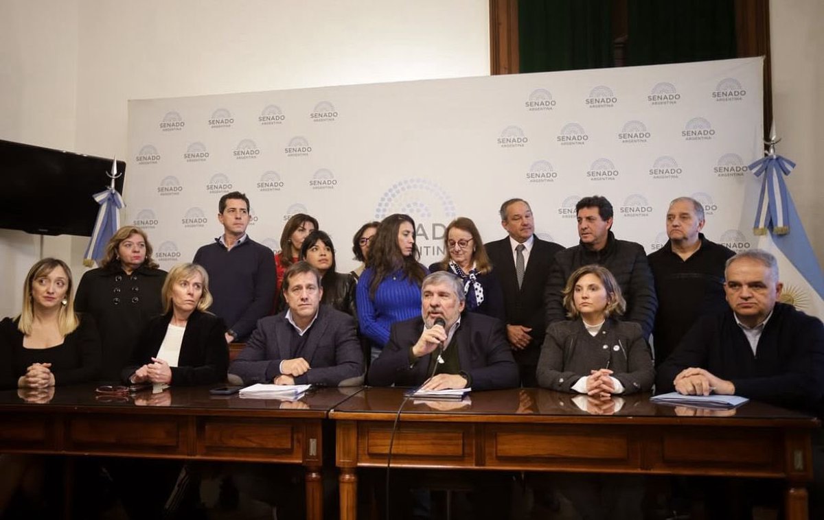 Es mentira que NO hay plata para los jubilados y jubiladas, es mentira que NO hay plata para las personas con discapacidad. Este gobierno de crueles e inmorales pretende ajustar a los más débiles para destinar dinero a la SIDE y el pago de intereses de los préstamos usureros que