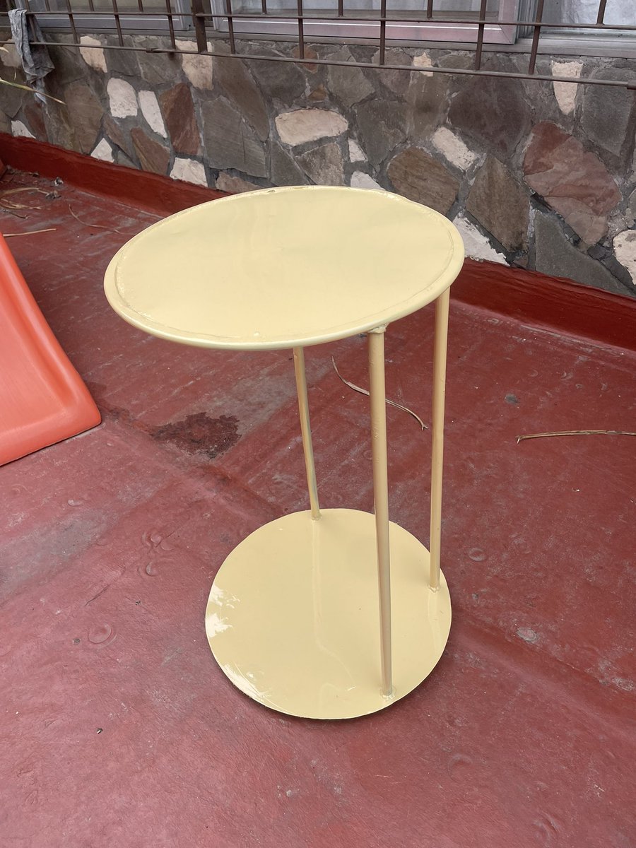 Esto de la mesita sirve para entender que por algo existen los diseñadores industriales y la mano de obra especializada. Todo tiene un costo (a discutir si mucho o poco). No es solo “la mesita”, es un diseño detrás, con proporciones pensadas justamente para evitar esas 3 varillas