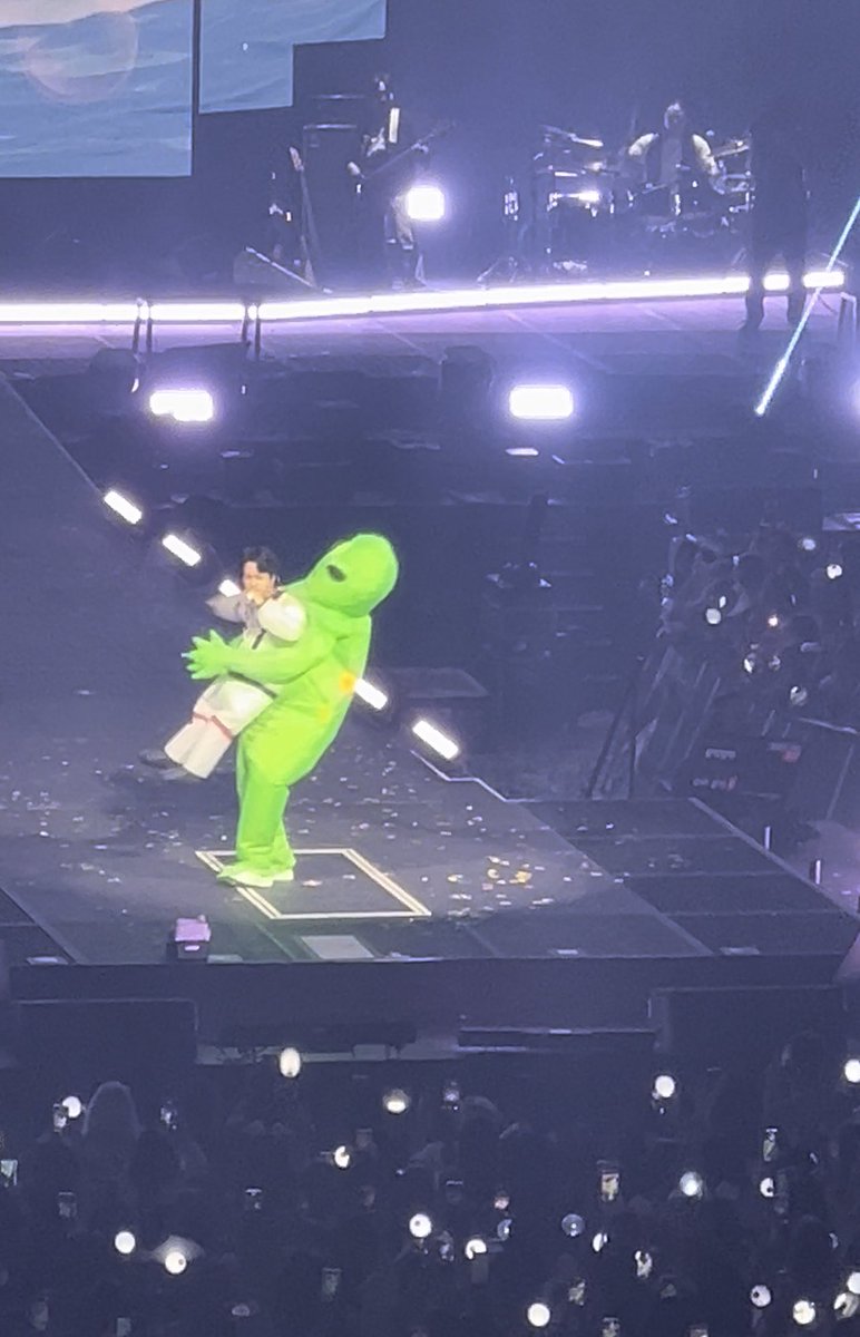 in a sea of chaos… I was the calm in the storm 
#RUNSEOKJIN_epTOUR_LONDON