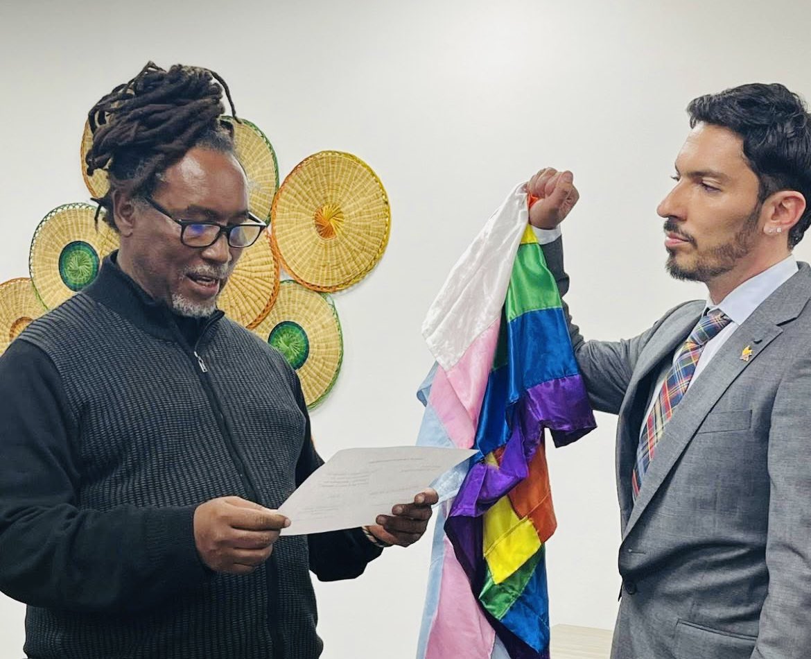 ¿Sera que no existen hombres, hombres petristas? Que manada de………

¿Que dirán los “machos” a los que los representa un gobierno tan Mar…ka?

Juran por la bandera de los mil colores y no por la de la Patria, la de Colombia, que es la que si nos duele a nosotros los de derecha