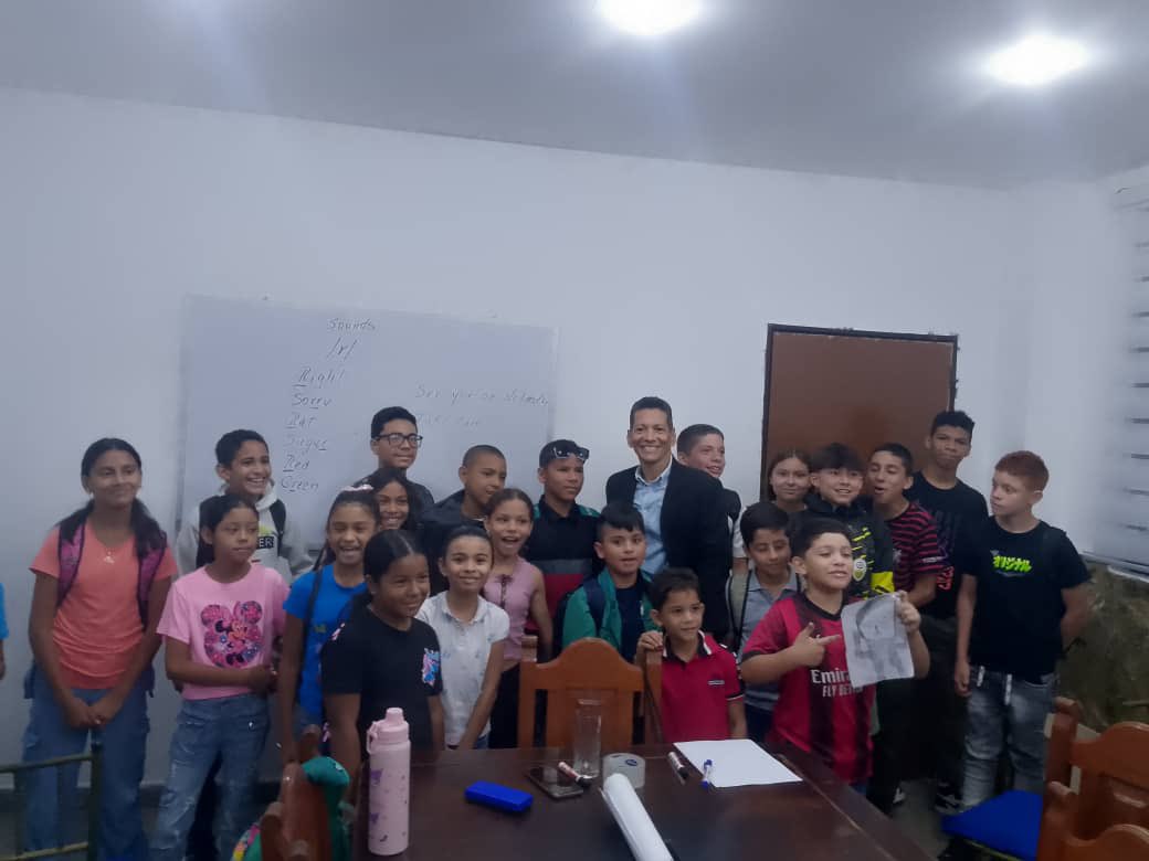 #Cijedes|| Titulares en X. 
1~ Inició plan vacacional "Aprender Ingles" en la <a href="/Alc_SanCarlos/">Alcaldía de San Carlos</a> .
2~ Diosdado Cabello afirmó que Venezuela no depende de Chevron. 
3~ Pronostican fuertes lluvias con descargas eléctricas en la región occidental.#agos05 <a href="/ClaroyRaspao3/">Claro y Raspao</a> <a href="/YulisbethYrigo3/">YulisbethYrigoyen</a>