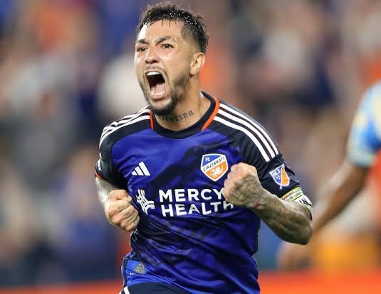nevesmarcello's tweet image. 🚨🚨 Fluminense está perto da contratação de Luciano Acosta, camisa 10 do FC Dallas. Proposta foi enviada, bem recebida e conversas pelo meia são consideradas avançadas. 

Informações completas: ge.globo.com/futebol/times/… — com @GibaPerez e @garciaggust