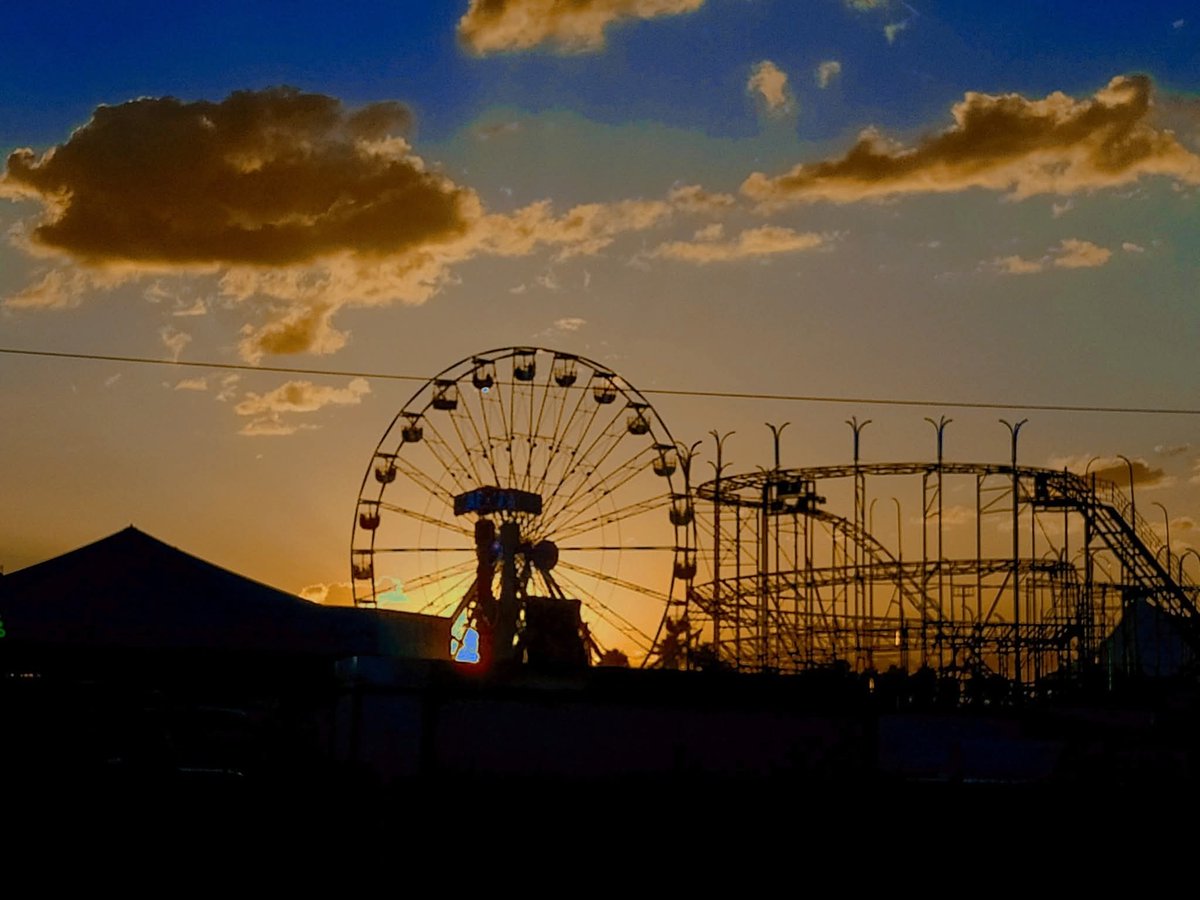 🎡🌇"Atardecer en la  Feria" 
📸Foto: <a href="/geralbeatle/">@geralbeatle</a>
Feria Nacional "Francisco Villa" #LaVillista2025
#Durango #Mexico