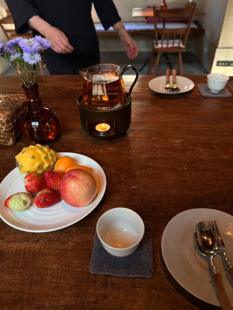 Chariya1a's tweet image. Elegant breakfast presentation, featuring a variety of fruits and beverages.  A tranquil setting for a morning meal✨🍎🍓