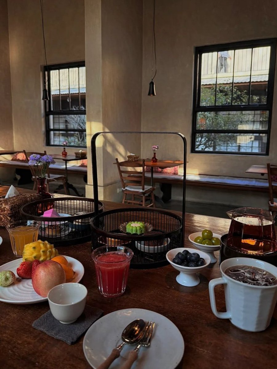 Chariya1a's tweet image. Elegant breakfast presentation, featuring a variety of fruits and beverages.  A tranquil setting for a morning meal✨🍎🍓