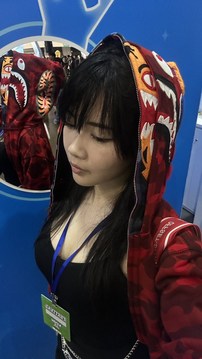 kcon in my new bape :3