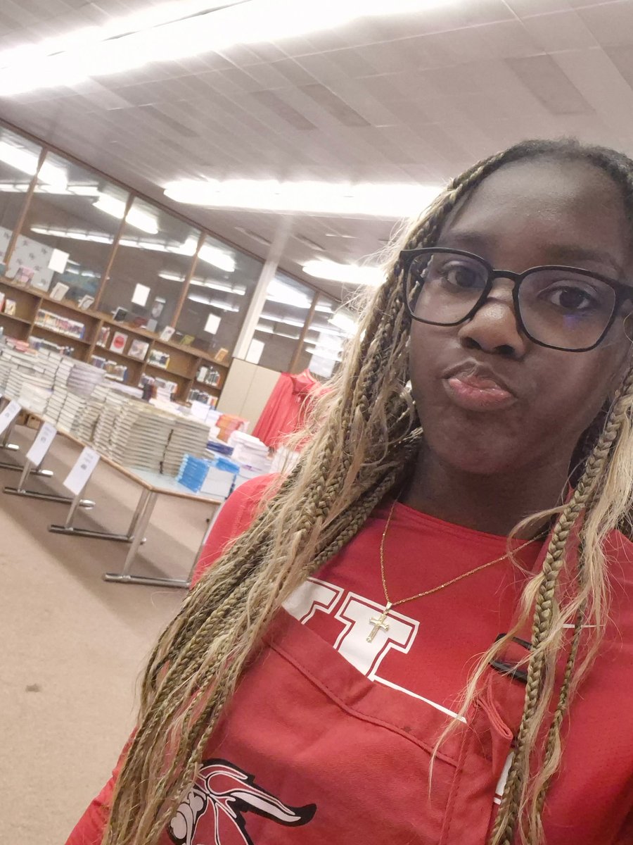 Happy to volunteer and assist students during Book &amp; Tech Pickup Days. #NHS #Service #StudentAthlete <a href="/HFHS59/">HF High School</a> <a href="/HFHSAthletics/">Homewood-Flossmoor</a> <a href="/HFGirlsTrack/">HF Girls Track</a>