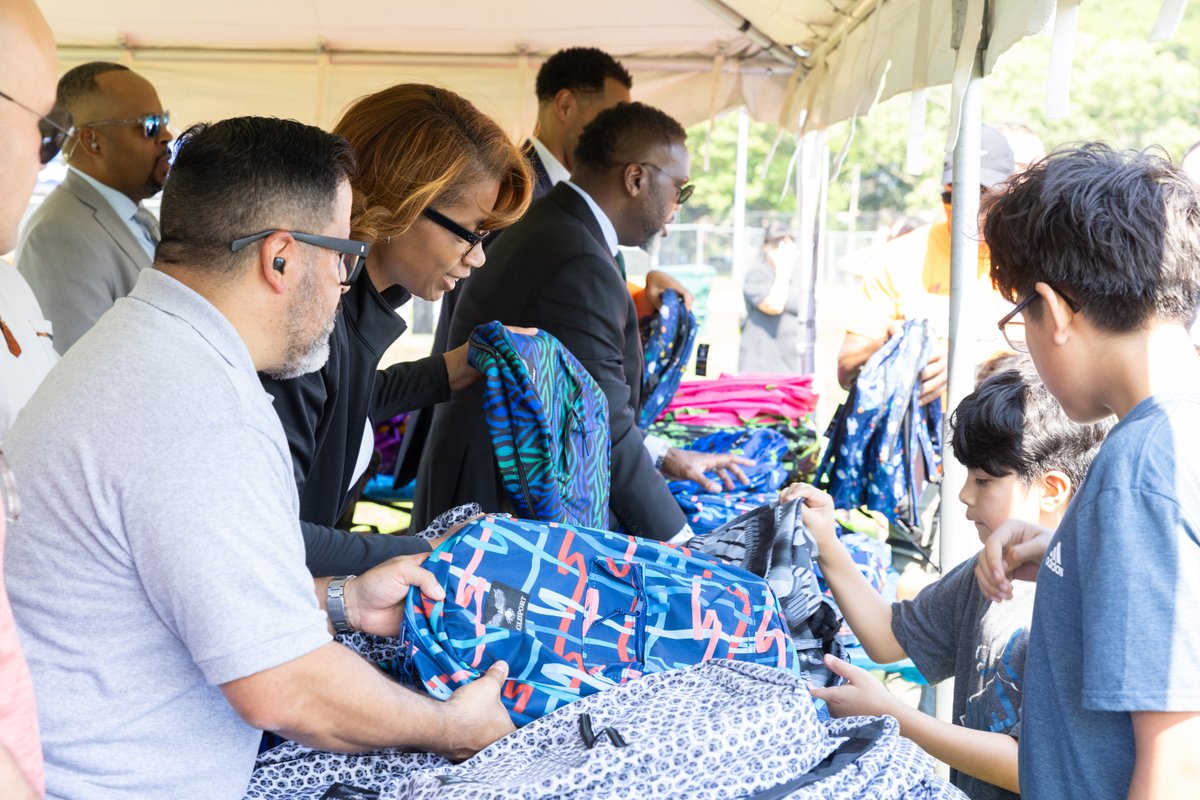 ChiPubSchools's tweet image. Celebrating the new school year, the CPS way!

Interim Superintendent/CEO Dr. Macquline King &amp;amp; COO Charles Mayfield, joined by @ChicagosMayor &amp;amp; CBOE member Angel Gutierrez, welcomed CPS families &amp;amp; staff back for another exciting school year ahead at today’s back-to-school bash…
