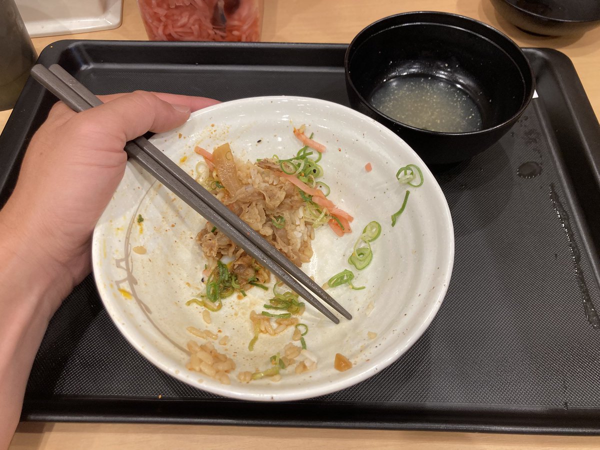 コンクリ終わって腹ペコ過ぎて飯食う。
80年前のこの瞬間こんな感じで同じような人も沢山いたんやろな。これから仕事に行く人達も沢山。ほんーま普通のこんなただ生きているその日に。

生きている今噛み締めたら疲れさえ有難い
昨日と今日にありがとう