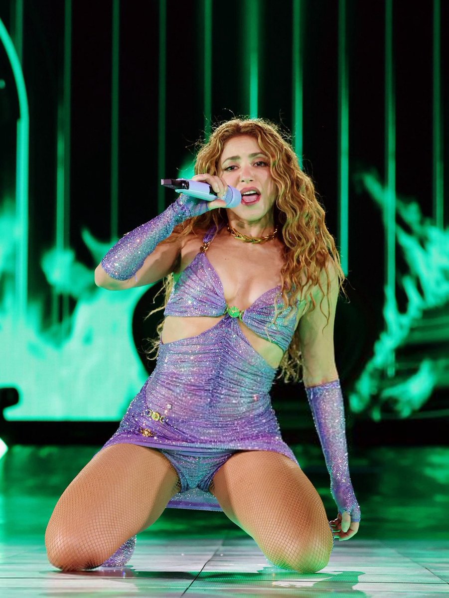 Quieres volver ya lo suponía #LMYNLWorldTourLA <a href="/shakira/">Shakira</a>