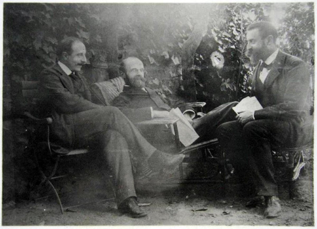 Una extraordinaria y emocionante foto que desconocía de Paul Fauconnet, Émile Durkheim y Marcel Mauss conversando en un jardín: