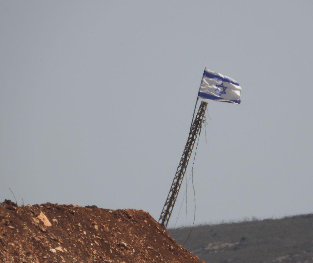 هذا العلم الإسرائيلي مغروس في قلب الوطن على طريق حولا - مركبا  بعمق 1000 م داخل الأراضي اللبنانية  !!
هل كلف رئيس الوزراء المتزلمين لأعداء الوطن الجيش اللبناني لوضع خطة تطبيقية لإزالته عن ارضنا المحتلة ؟