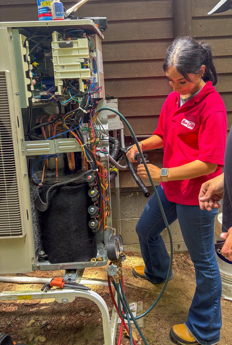 QuestarIII's tweet image. Our #YouthApprenticeshipProgram students are out working this summer, gaining real-world experience. Isaiah Robinson (Troy CSD) &amp;amp; Mia Robles (Rensselaer CSD) have been honing their #HVAC skills with @MainCareEnergy before returning to Robert H. Gibson Technical School next month.