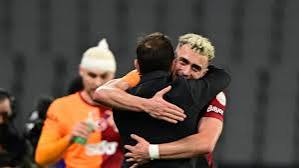 her golden sonra okan hocaya gidip sarılıyordu barış. sebep para köpeğine karşı satmamasıydı hocasının. hoca satmayınca minnet duydu, canını dişine taktı. öbür enik kudurdu. okan buruk doğru insanı yem etmedi. meydan okuyan gelsin.