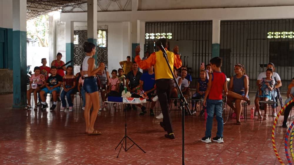 ahsjovenescuba's tweet photo. El proyecto #montesoy, de la AHS en Villa Clara, hoy, durante su presentación en la comunidad de Falcón. Una mañana de risas, juegos, teatro, música y mucha diversión.
#AHSVillaClara #ElArteTransforma #ElArteNosUne https://t.co/RcCoSMqGbK
