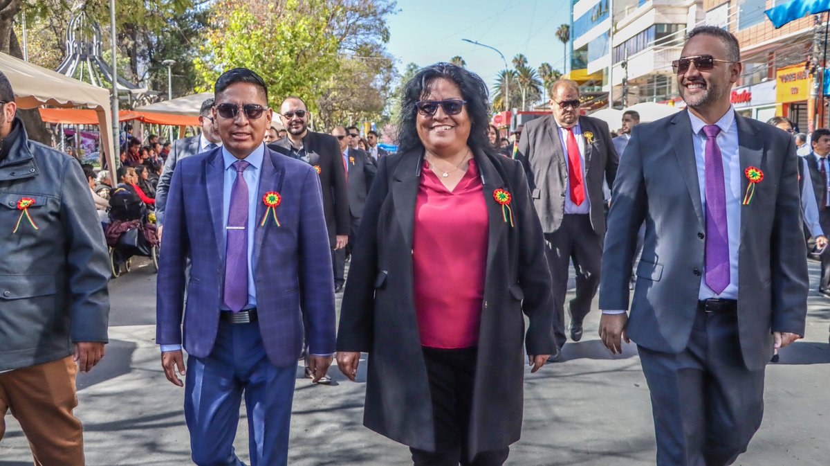 ConcejoGamc's tweet photo. Concejales participaron del Desfile Cívico Escolar  Cochabamba I, donde estudiantes, maestros y padres de familia demostraron su amor por la patria y sus símbolos, rindiendo homenaje en el marco de las celebraciones del Bicentenario de Bolivia. 🎓🇧🇴 https://t.co/oEjSDGI6nN