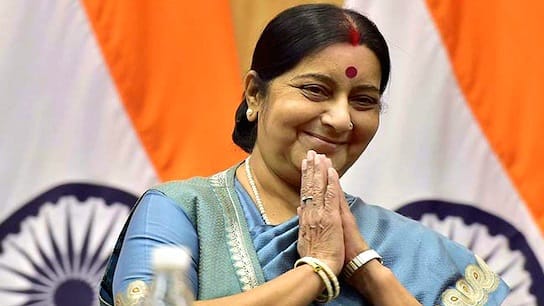 Bansuri Swaraj (@bansuriswaraj) on Twitter photo рдЫрд╣ рдмрд░рд╕ рд╣реЛ рдЧрдП рдорд╛рдБтАж
рдкрд░ рдЖрдЬ рднреА рдЕрдирд╛рдпрд╛рд╕ рд╣реА рдЖрдБрдЦреЗрдВ рдЖрдкрдХреЛ рдвреВрдБрдв рд▓реЗрддреА рд╣реИрдВ, рднреАрдбрд╝ рдореЗрдВ, рд╕рдВрд╕рдж рдХреА рддрд╕реНрд╡реАрд░реЛрдВ рдореЗрдВ, рд╣рд░ рдЙрд╕ рдореЛрдбрд╝ рдкрд░ рдЬрд╣рд╛рдБ рдЖрдк рд╣реЛрддреАрдВ рддреЛ рдореБрдЭреЗ рдерд╛рдо рд▓реЗрддреАрдВред
рдЫрд╣ рдмрд░рд╕ рд╣реЛ рдЧрдП рдорд╛рдБтАж
рдкрд░ рд╣рд░ рдЙрдкрд▓рдмреНрдзрд┐ рдкрд░ рджрд┐рд▓ рд╕рдмрд╕реЗ рдкрд╣рд▓реЗ рдЖрдкрдХреА рдЖрдБрдЦреЗрдВ рддрд▓рд╛рд╢рддрд╛ рд╣реИ, рдХреНрдпреЛрдВрдХрд┐ рдЖрдкрдХреА рдирдЬрд╝рд░ рд╕реЗ рдорд┐рд▓реА рд╢рд╛рдмрд╛рд╢реА рд╣реА рдореЗрд░реА рд╕рдмрд╕реЗ рдмрдбрд╝реА рдЬреАрдд рд╣реЛрддреА рдереАред рдЫрд╣ рдмрд░рд╕ рд╣реЛ рдЧрдП рдорд╛рдБтАж
рдкрд░ рдЖрдЬ рднреА рдЕрдирд╛рдпрд╛рд╕ рд╣реА рдЖрдБрдЦреЗрдВ рдЖрдкрдХреЛ рдвреВрдБрдв рд▓реЗрддреА рд╣реИрдВ, рднреАрдбрд╝ рдореЗрдВ, рд╕рдВрд╕рдж рдХреА рддрд╕реНрд╡реАрд░реЛрдВ рдореЗрдВ, рд╣рд░ рдЙрд╕ рдореЛрдбрд╝ рдкрд░ рдЬрд╣рд╛рдБ рдЖрдк рд╣реЛрддреАрдВ рддреЛ рдореБрдЭреЗ рдерд╛рдо рд▓реЗрддреАрдВред
рдЫрд╣ рдмрд░рд╕ рд╣реЛ рдЧрдП рдорд╛рдБтАж
рдкрд░ рд╣рд░ рдЙрдкрд▓рдмреНрдзрд┐ рдкрд░ рджрд┐рд▓ рд╕рдмрд╕реЗ рдкрд╣рд▓реЗ рдЖрдкрдХреА рдЖрдБрдЦреЗрдВ рддрд▓рд╛рд╢рддрд╛ рд╣реИ, рдХреНрдпреЛрдВрдХрд┐ рдЖрдкрдХреА рдирдЬрд╝рд░ рд╕реЗ рдорд┐рд▓реА рд╢рд╛рдмрд╛рд╢реА рд╣реА рдореЗрд░реА рд╕рдмрд╕реЗ рдмрдбрд╝реА рдЬреАрдд рд╣реЛрддреА рдереАред