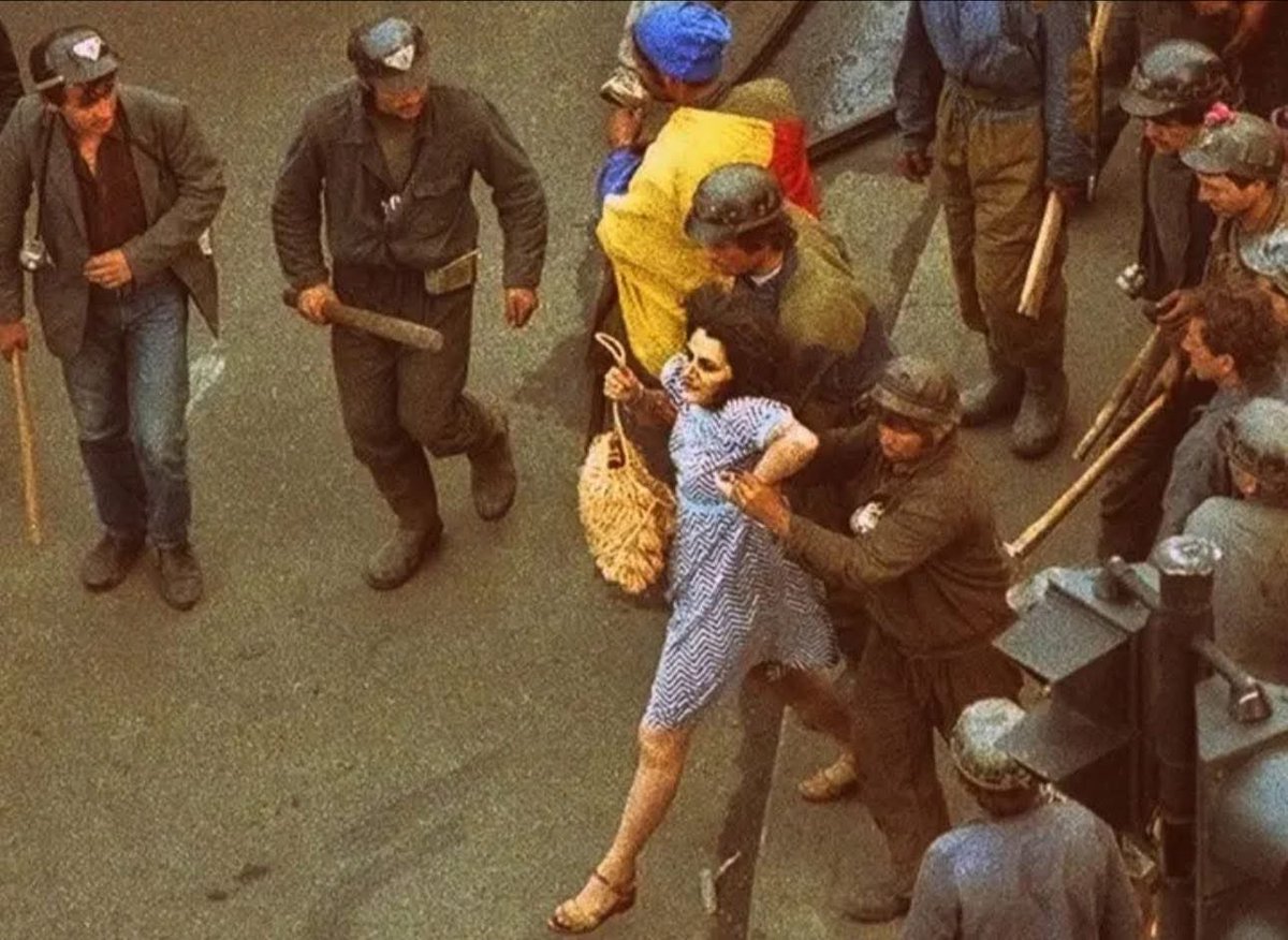 „Când au început să mă bată, erau două-trei femei pe stradă. Una mai coaptă, de-aia cu sacoșe, cum ziceam noi, și una cu care mă certasem cu o seară înainte. Domnule, ce n-am putut să înțeleg a fost… niște femei să vadă o femeie că e luată pe sus de coșcogeamite bărbații, și ele