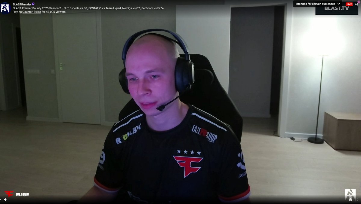 Bazzapesex's tweet image. Why does he play from a room like this