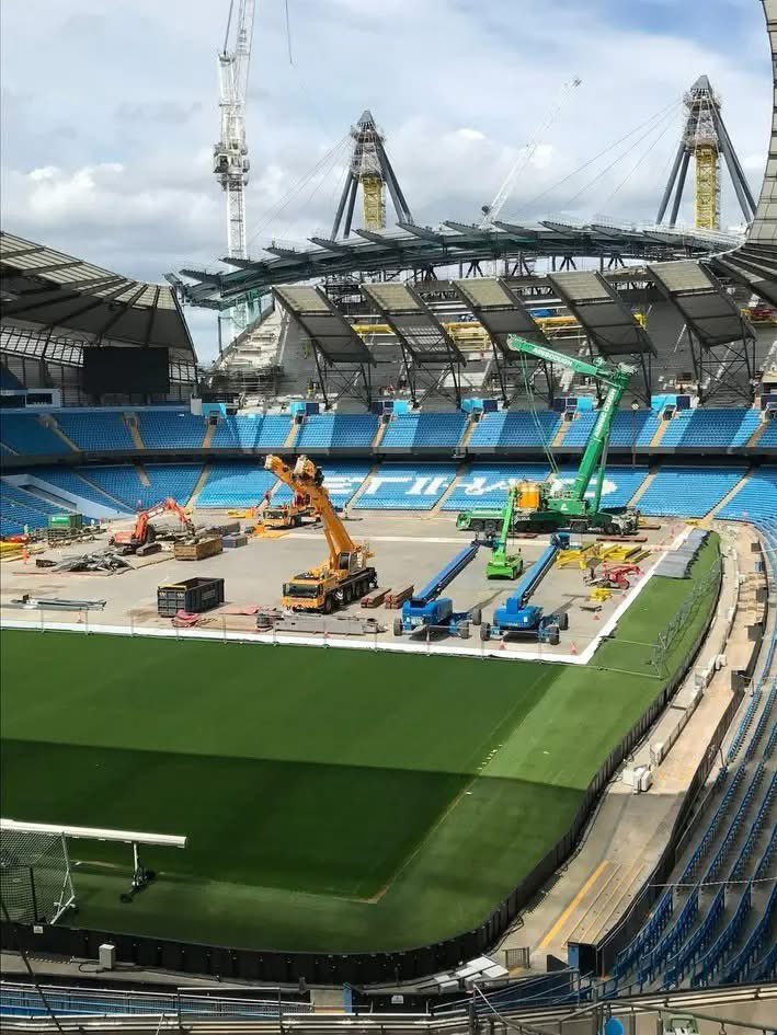 Manchester City inşaatı bitirmeye doğru gidiyor...
🏟🏗
2002 yılından itibaren yenileme işlemi sonlanıyor.
Etihad Stadyumu son kale arkası inşaatı da tamamlanınca, yükseklik diğer tribünlerle eşitlemiş olacak.
53.564 ⏩ 61.968 kapasiteye artacak.
Kale arkasındaki çatı söküldü,