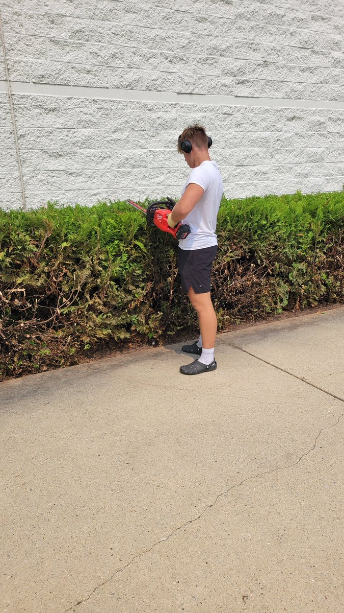 GivingTreeHSSD's tweet image. Thank you Jace for spending your morning landscaping at the pantry!  So grateful for family that shows up!
@HSSD  @BayPortYSL