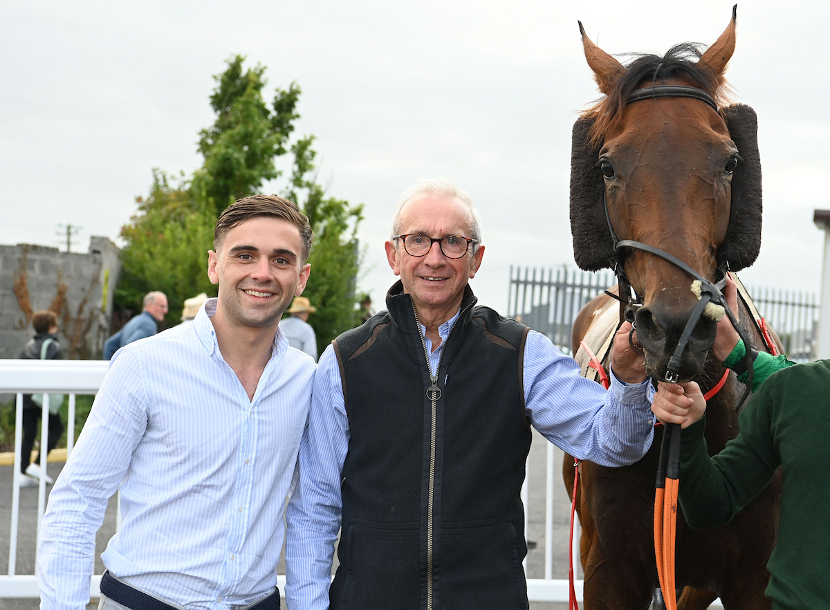 Our 6th race of the night, The Kepak Handicap Steeplechase brought a very tight finish with 'It's Never Simple' and Ricky Doyle getting up at the line to beat 'Gaelic Des Chastys' for trainer Martin Brassil and owner John P McManus. 🟢 🟡 🔥

📸 - Healy Racing.

#IrishRacing