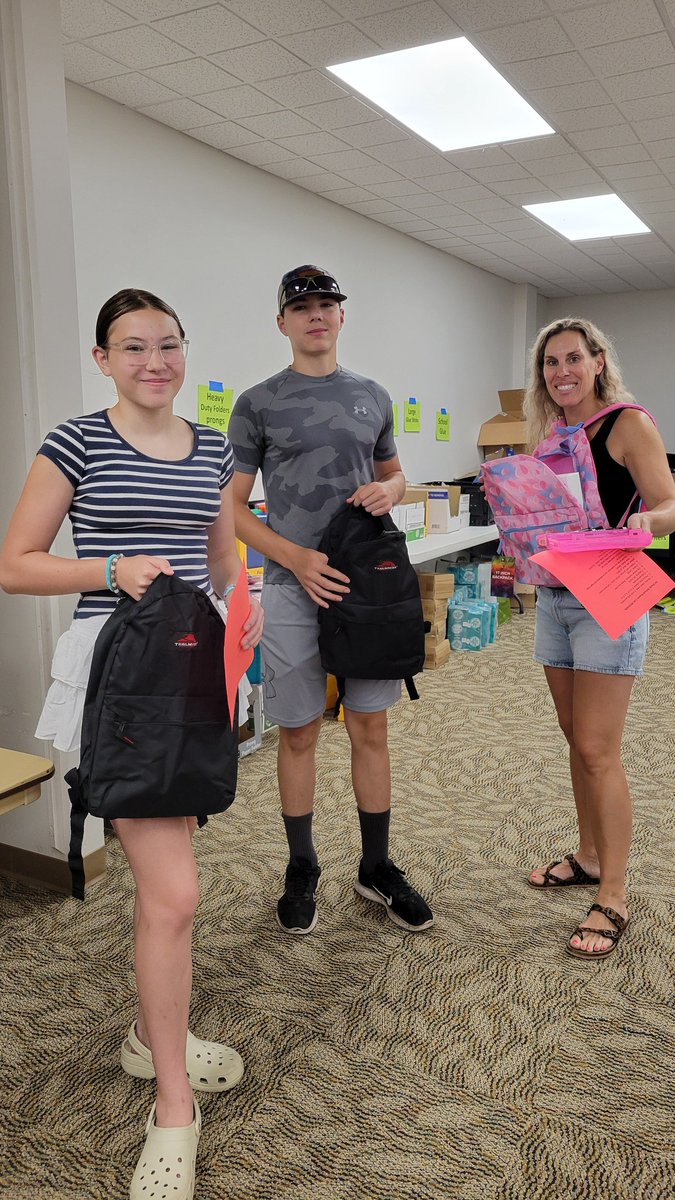 GivingTreeHSSD's tweet image. Thank you to this amazing group of volunteers who helped pack up 5K, 1st and 2nd grade backpacks this morning! Thank you!!
@BayPortYSL 
@HSSD