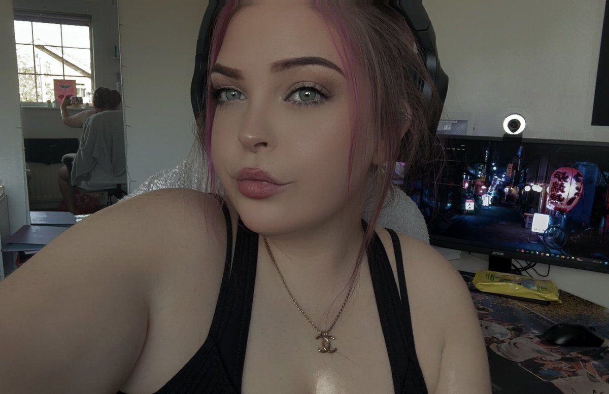 Live on Twitch AND TikTok! 
Let’s try this! ✨
💜 Twitch.tv/FadeddRose

❤️ tiktok.com/@fadeddrose?_t…