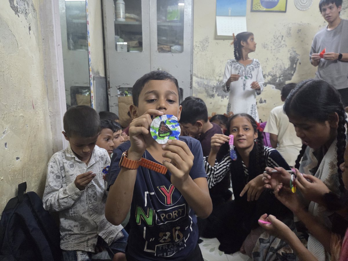 gullyclasses's tweet image. 2/6
Each child brought 5 plastic bottle caps from home ♻️
They washed 🧼, cut ✂️, and melted them 🔥 into flat plastic sheets.
The task wasn’t easy — but our kids showed amazing focus, effort & teamwork! 💪
#SustainableChildhood #PlasticRecycling #GullyClassesFoundation #Mumbai