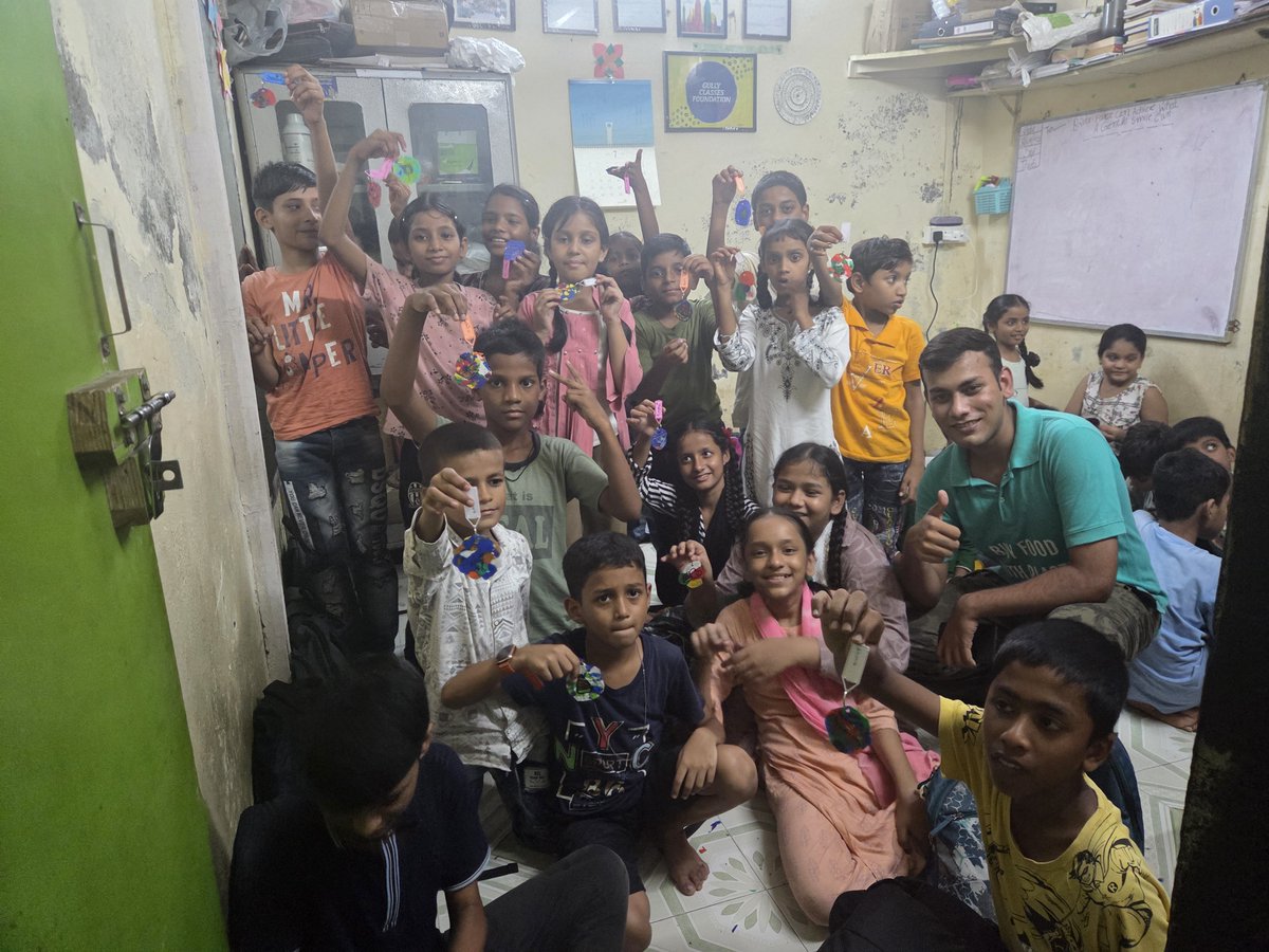 gullyclasses's tweet image. 2/6
Each child brought 5 plastic bottle caps from home ♻️
They washed 🧼, cut ✂️, and melted them 🔥 into flat plastic sheets.
The task wasn’t easy — but our kids showed amazing focus, effort & teamwork! 💪
#SustainableChildhood #PlasticRecycling #GullyClassesFoundation #Mumbai