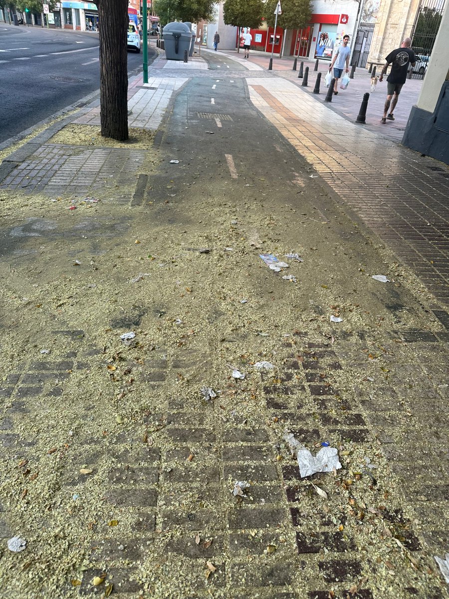 SevillaMET (@sevillamet) on Twitter photo Esto lleva así desde mediados de julio. Y cada día va a peor. Ronda de Capuchinos/Maria Auxiliadora, delante de Lidl <a href="/eveliarincon/">Evelia Rincón</a> Esto lleva así desde mediados de julio. Y cada día va a peor. Ronda de Capuchinos/Maria Auxiliadora, delante de Lidl <a href="/eveliarincon/">Evelia Rincón</a>