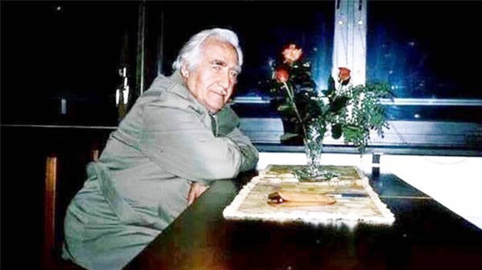 🔊Hakan Akay, Cegerxwîn'in 900'e yakın şiirini dijital ortama aktardıklarını duyurdu

◾️Cegerxwîn, Kürt yurtseverliğinin büyük şairi. "Kî ne Em" bir uyanışın adı oldu, ulusal birliğe ilişkin sözü her dönemin temel gerçeği oldu

anf-news.com/kultur/Simdi-c…