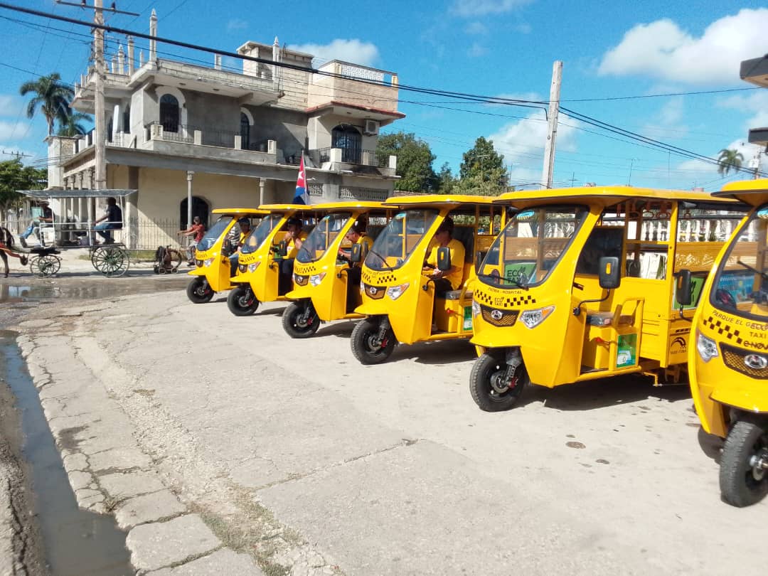 La pasada semana la ciudad de Morón inauguró el servicio de triciclos eléctricos con 10 vehículos que operan en dos rutas para enlazar puntos clave del territorio. Inician su servicio desde las 6:30 a.m.,con un precio de 10 CUP por pasaje.

#tricicloseléctricos #transporte #Cuba