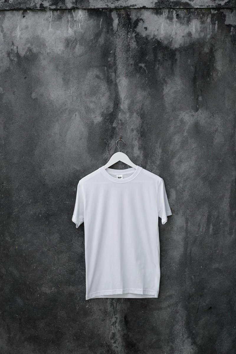 Termos2k's tweet image. A plain white tee, but still feeling stylish~