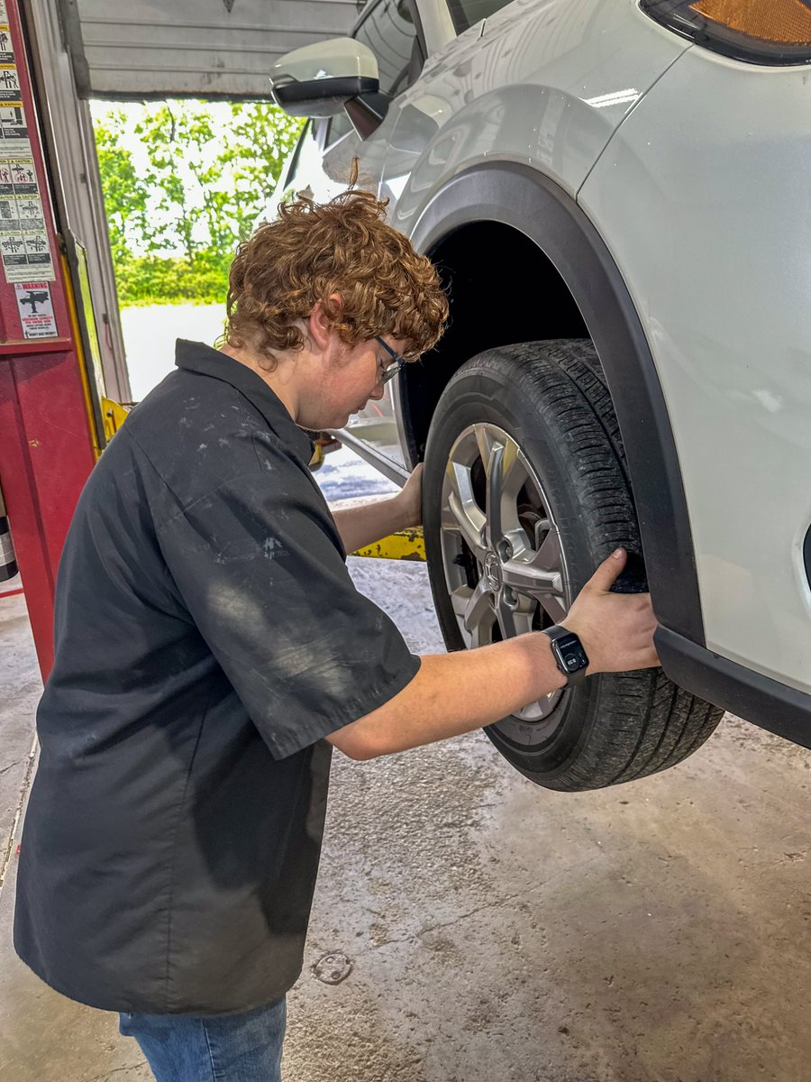 QuestarIII's tweet image. Kevin Durney (Donald R. Kline Technical School/@GreenvilleCSD)has been working at Town Line Auto through our #YouthApprenticeshipProgram. In addition to gaining more technical skills, he&apos;s also enhancing his soft skills, like communication, professionalism &amp;amp; more. #QuestarIII