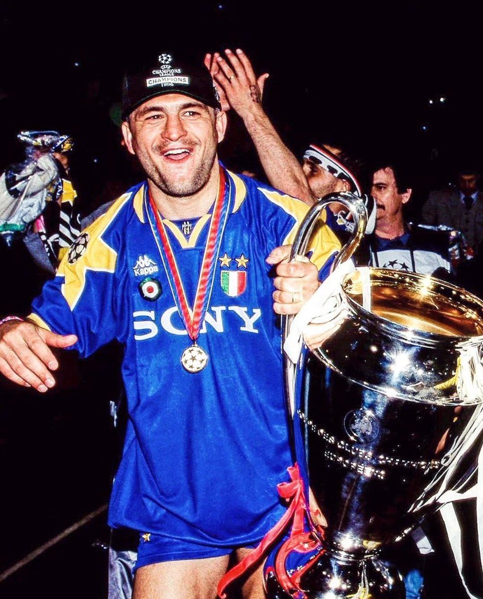 ccchec's tweet image. La foto più bella che vedrete stasera 

🪶 

#Juventus ⚪️⚫️