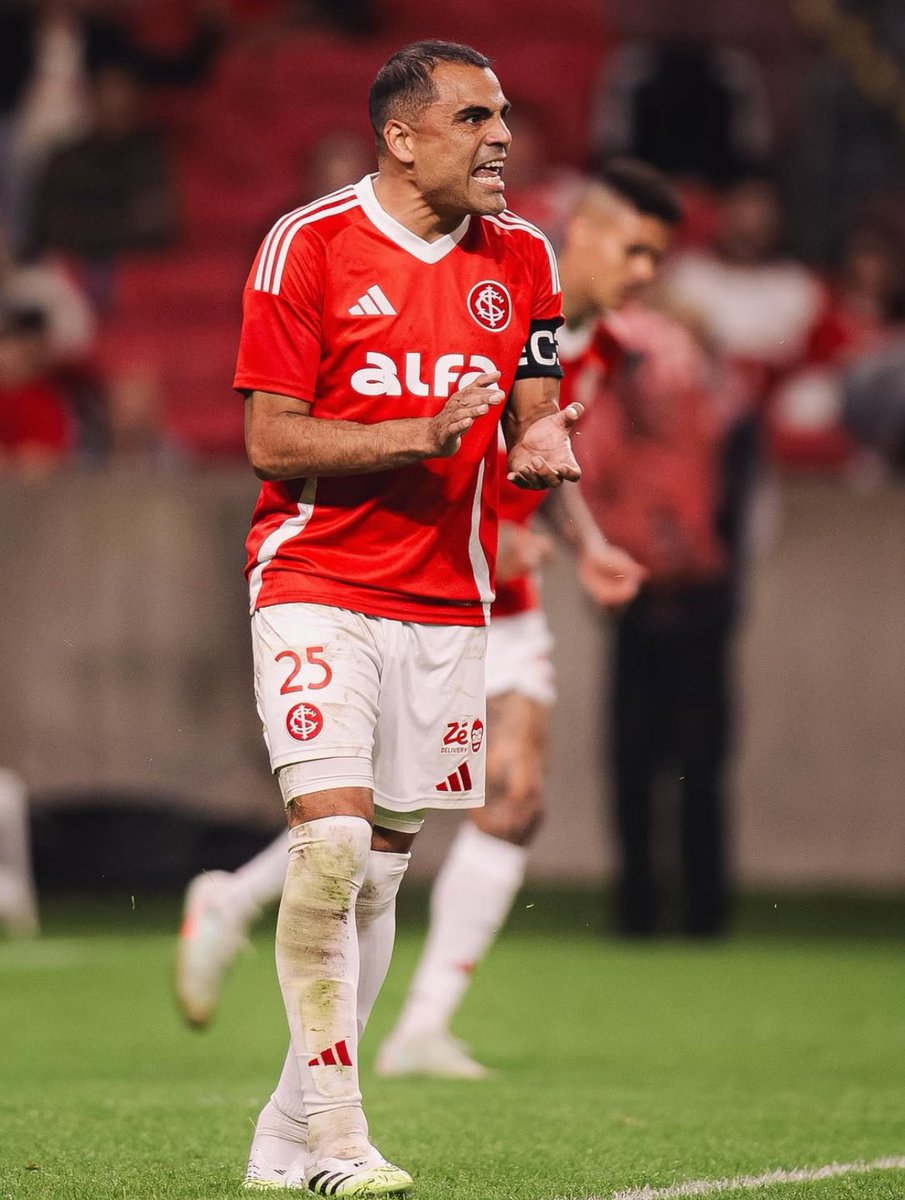 No jogo de domingo contra o São Paulo o único jogador que conseguiu fazer os torcedores se levantarem para aplaudir em uma jogada foi o Mercado, 38 anos de idade voltando de uma lesão grave e segue com a mesma vontade, ele é brabo.